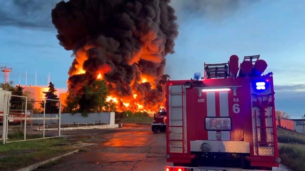 En captura de pantalla, incendio de un depósito de combustible en el puerto de Sebastopol, base de la flota rusa del Mar Negro, tras un ataque con dron. Foto Sebastopol governor Mikhail Razvozhaev telegram channel vía Ap