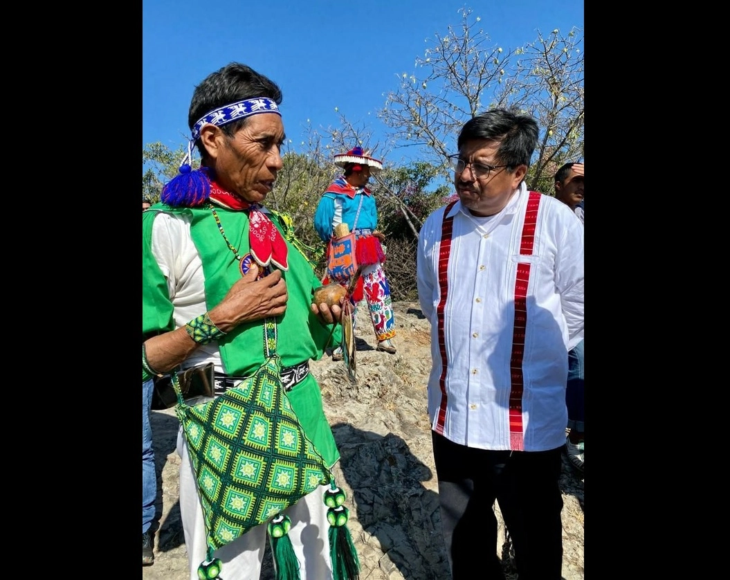 Adelfo Regino Montes (derecha), director general del Instituto Nacional de los Pueblos Indígenas (INPI). 