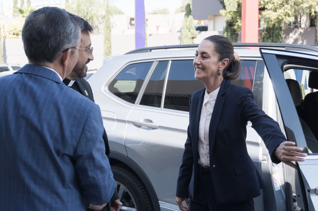 La candidata Claudia Sheinbaum, al llegar a la sede de la CEM, para una reunión con obispos. Imagen cortesía / CEM