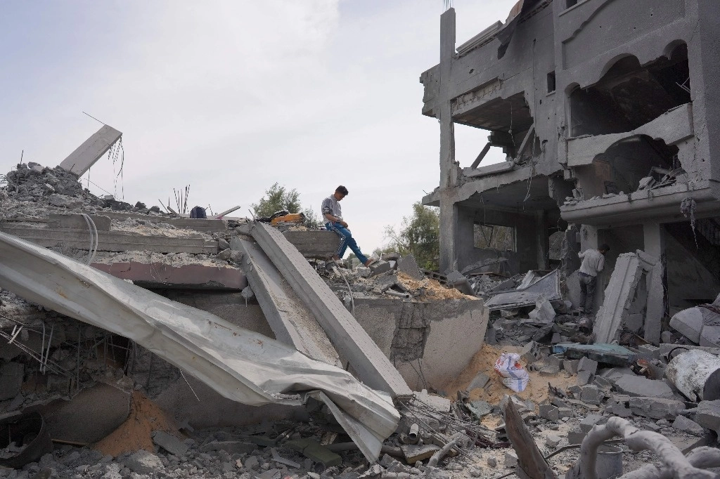 Edificio en escombros luego de un bombardeo israelí en el campamento para refugiados de Maghazi, en la franja de Gaza. Foto Afp