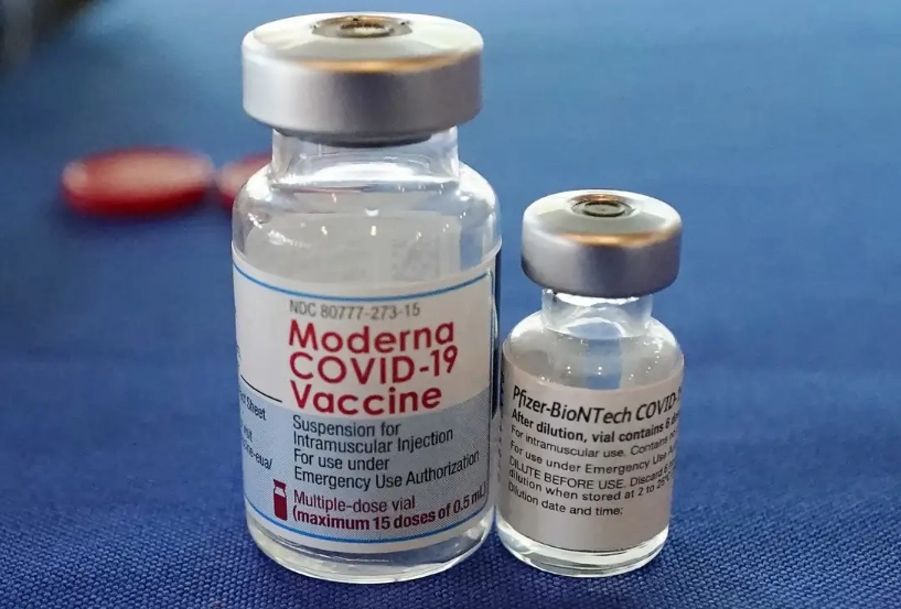 Vacunas de Moderna y Pfizer/BioNtech contra el covid-19. Foto Ap / Archivo