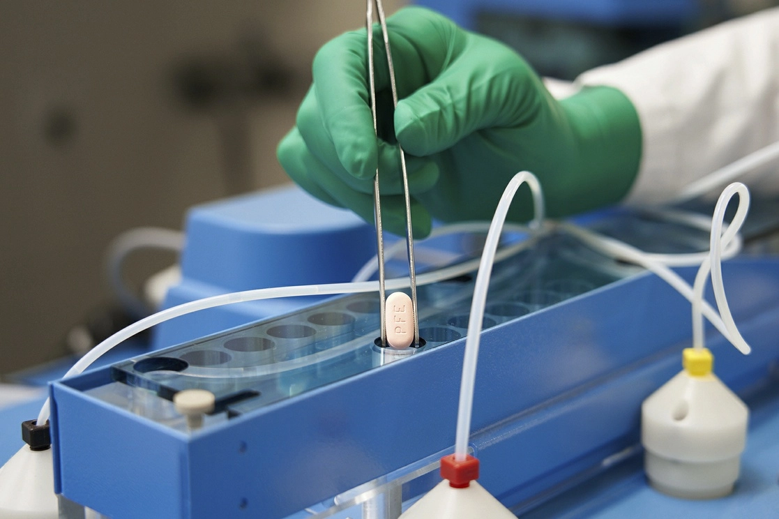 Tableta de Paxlovid. Foto Pfizer vía AP 