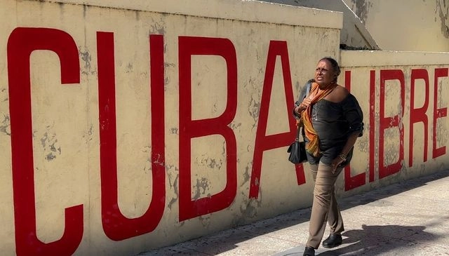 Una mujer camina por calles de la Habana, Cuba en imagen de archivo. Foto Afp