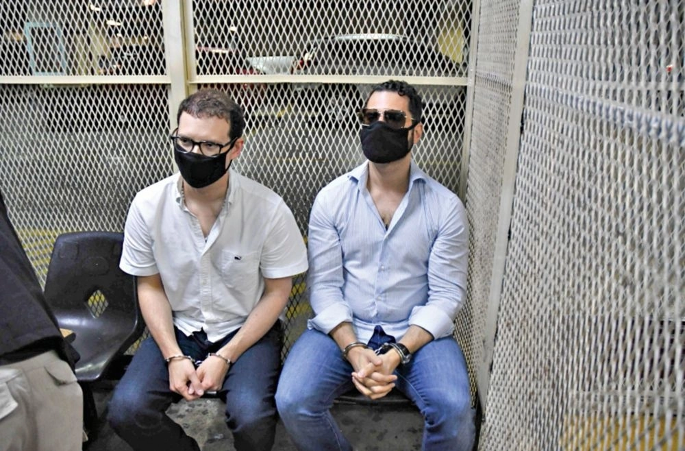Luis Enrique Martinelli (izquierda) y Ricardo Martinelli (derecha), hijos del ex presidente de Panamá Ricardo Martinelli (2009-2014), durante su detención en Panamá el 6 de julio de 2020. Foto Afp 
