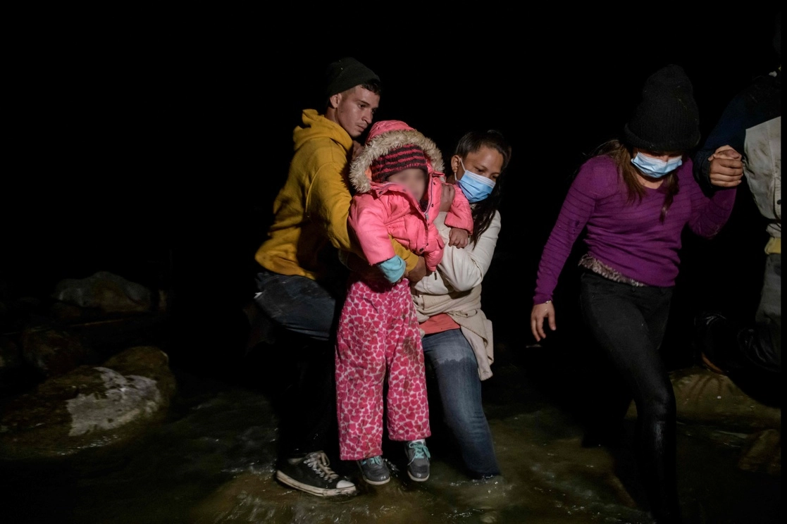 Inmigrantes de Honduras y Guatemala llegan desde México en un bote inflable al lado estadunidense del río Bravo, el 29 de marzo de 2021. Foto Afp 