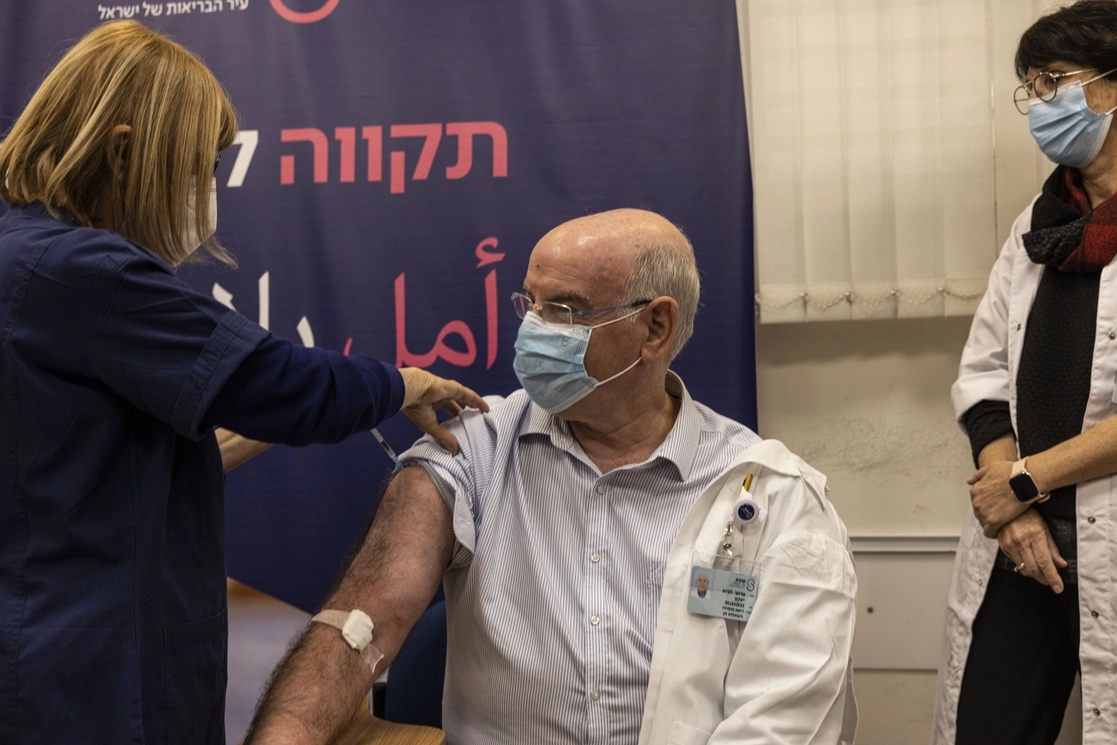 Un profesor recibe la cuarta dosis de la vacuna contra el coronavirus de Pfizer-BioNTech en Ramat Gan, Israel, el pasado 27 de diciembre. Foto Ap
