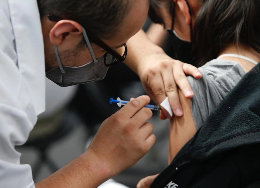Preparación de una dosis de vacuna contra covid-19, el 19 de mayo de 2022. Foto Guillermo Sologuren