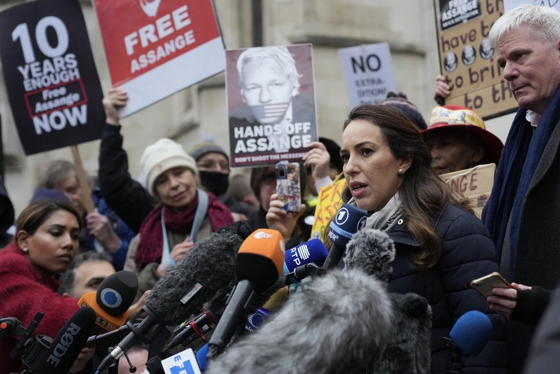 La pareja sentimiental de Julian Assange, Stella Moris, da un discurso afuera del Tribunal Supremo de Londres, este lunes 24 de enero de 2022. Foto Ap 