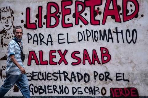 Grafiti en Caracas a favor del empresario colombiano Alex Saab, buscado en Estados Unidos por lavado de dinero y bajo arresto domiciliario en Cabo Verde. Foto Afp