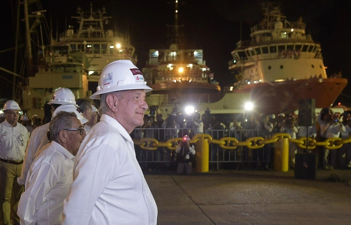 El mandatario Andrés Manuel López Obrador durante una visita a las instalaciones de Pemex en Tabasco, para supervisar el arranque de las operaciones del nuevo venero, Quesqui. Foto cortesía Presidencia / Archivo
