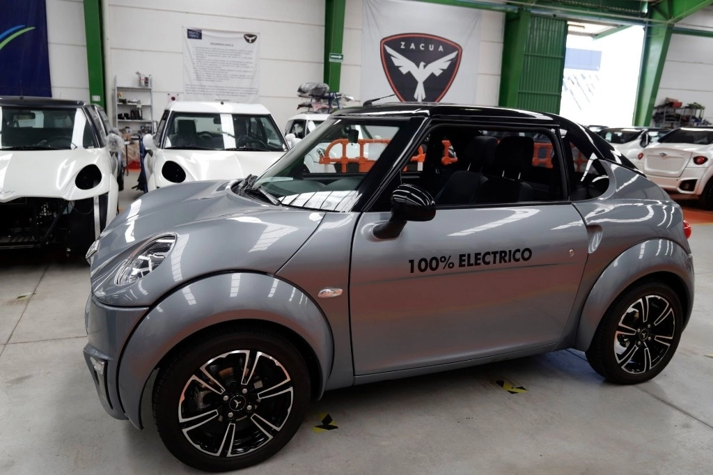 En la imagen el coche eléctrico mexicano Zacua, el cual es ensamblado en la zona industrial de la capital poblana. Foto Cuartoscuro / Archivo 