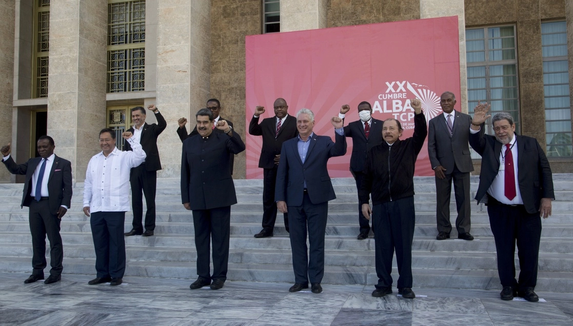 Gobernantes del Alba-TCP ayer en la cumbre de La Habana. Al frente, de izquierda a derecha: los presidentes de Bolivia, Luis Arce; de Venezuela, Nicolás Maduro; de Cuba, Miguel Díaz -Canel; de Nicaragua, Daniel Ortega, y de San Vicente y Granadinas, Ralph Gonsalves. Foto Ap