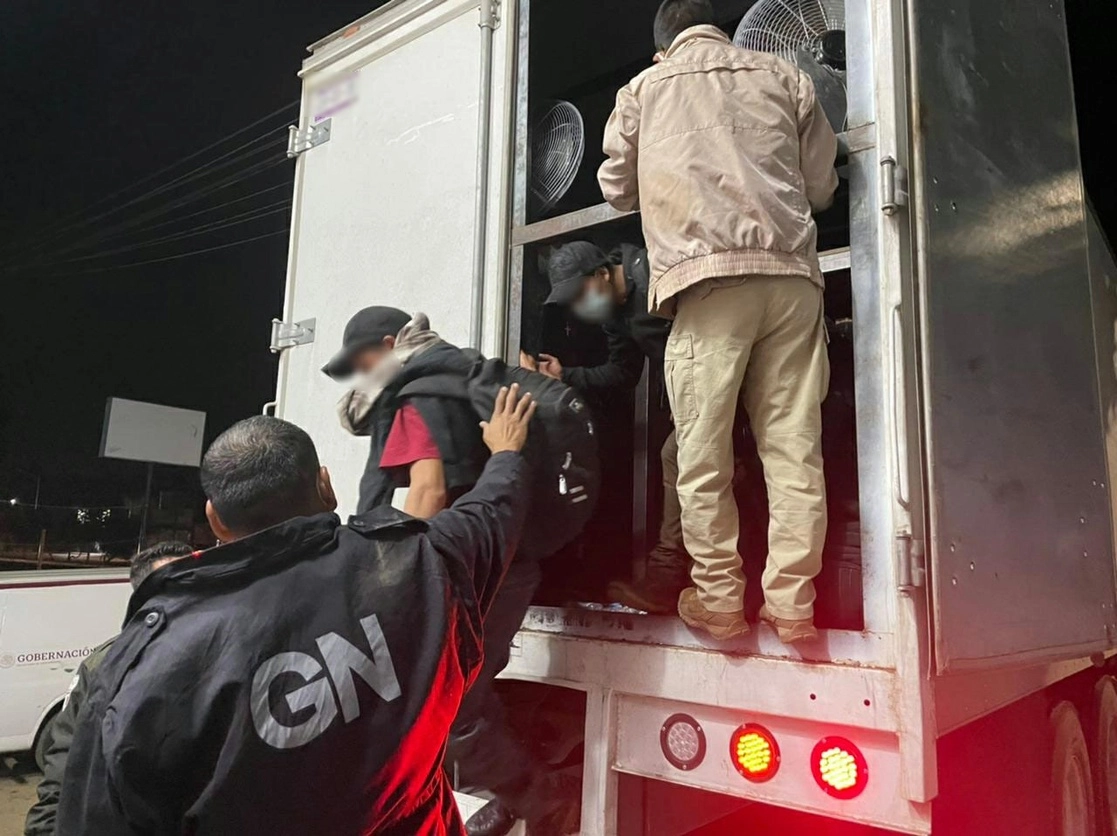 Los migrantes eran trasladados en en las cajas secas de dos camiones unitarios pesados. Foto Cortesía Guardia Nacional