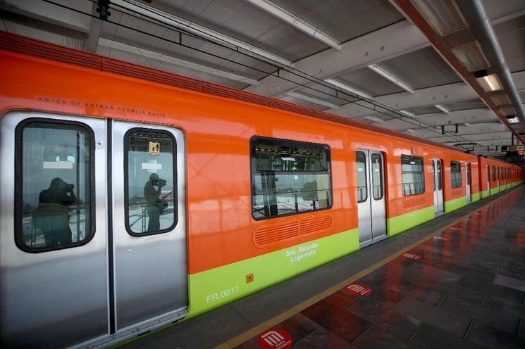 El sujeto desnudo saltó la malla ciclónica e ingresó a la zona de vías de la estación perteneciente a la Línea 2 del STC Metro. Foto Alfredo Domínguez