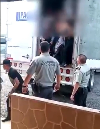 El camión fue identificado en el Punto Revisión Coatzacoalcos- Nuevo Teapa. Fotograma tomado del video emitido por el INM