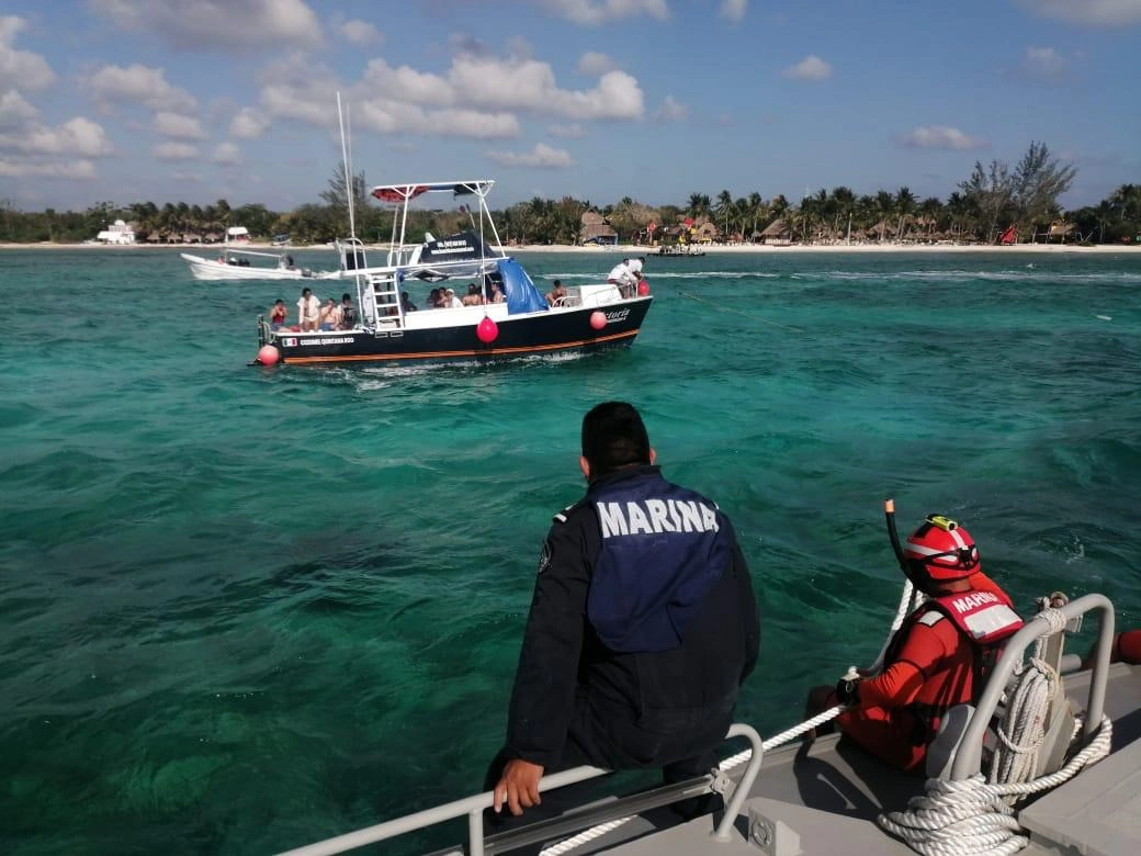 Elementos de la Secretaría de Marina (Semar) auxiliaron a una embarcación turística que se quedó a la deriva por fallas en el motor, a 16.68 kilómetros, al sur de Cozumel, Quintana Roo, el 24 de marzo de 2021. Foto cortesía Semar 