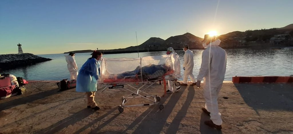 Un paciente de Covid-19 que se encontraba en Isla de Cedros, Baja California, fue trasladado a Guerrero Negro por elementos de la Secretaría de Marina. Foto cortesía Semar