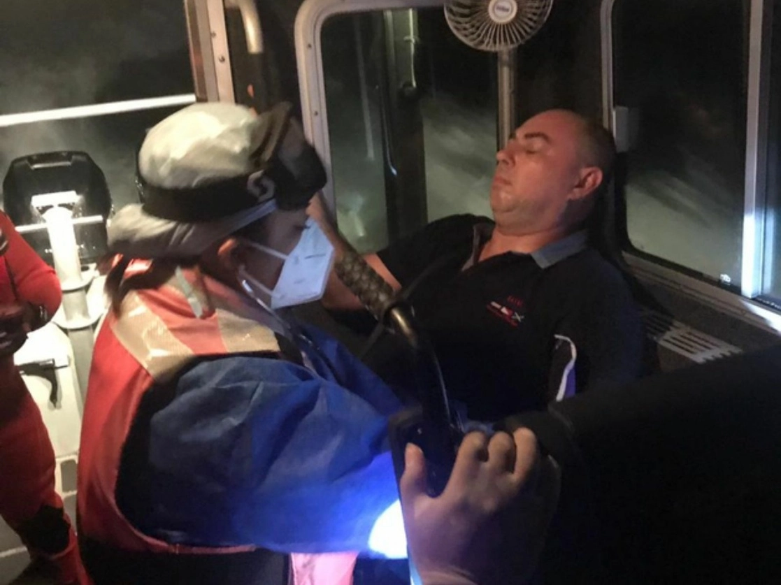 Elementos de la Secretaría de Marina (Semar) realizaron la evacuación médica del tripulante de un buque mercante, de nacionalidad ucraniana, quien presentó una baja en su presión arterial cuando laboraba en el buque mercante “Contship Leo”, de bandera liberiana, mientras esperaba para atracar en el puerto de Veracruz. Foto cortesía Semar 