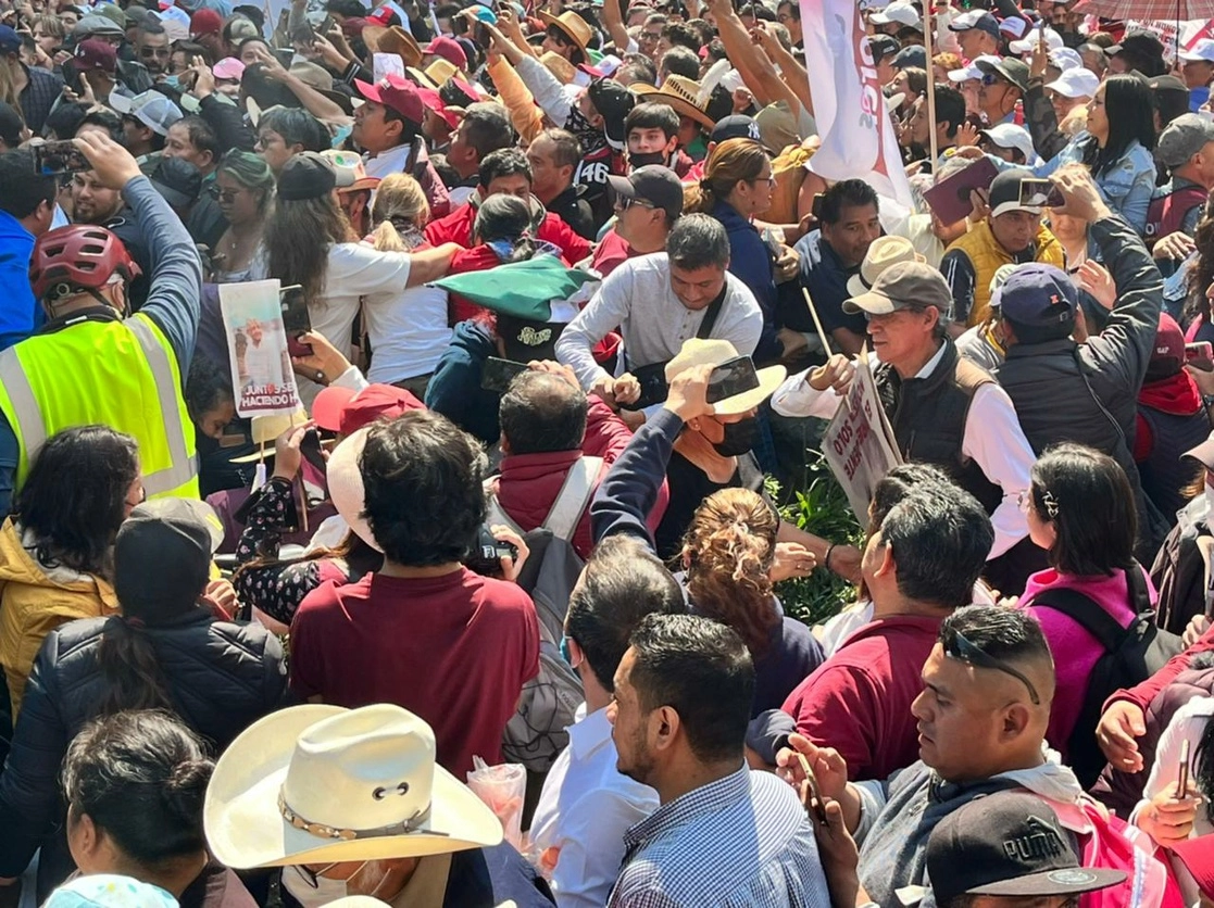 Ciudadanos que participan en la marcha convocada por el Presidente Andrés Manuel López Obrador que culminará en el Zócalo de la Ciudad de México, el 27 de noviembre de 2022. Foto Luis Castillo