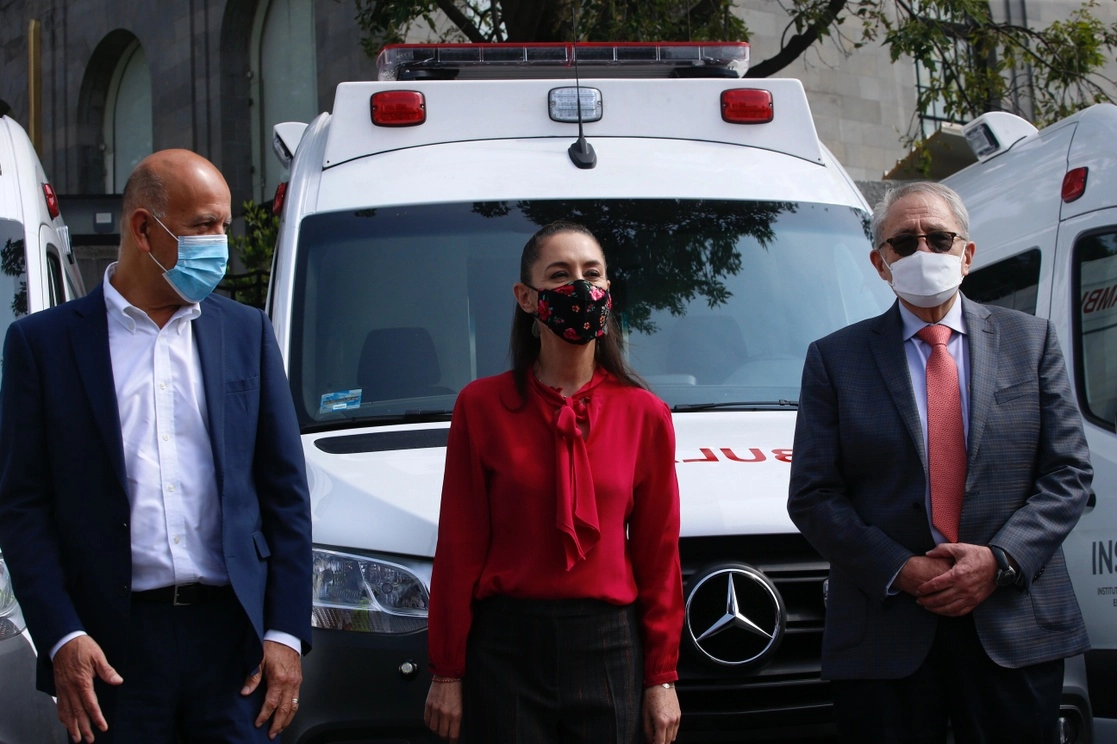 El director del Instituto de la Salud para el Bienestar, Juan Antonio Guerrero; la jefa de Gobierno, Claudia Sheinbaum, y el secretario de Salud federal, Jorge Alcocer, durante la donación de 10 ambulancias al ERUM capitalino, el 10 de agosto de 2021. Foto Guillermo Sologuren
