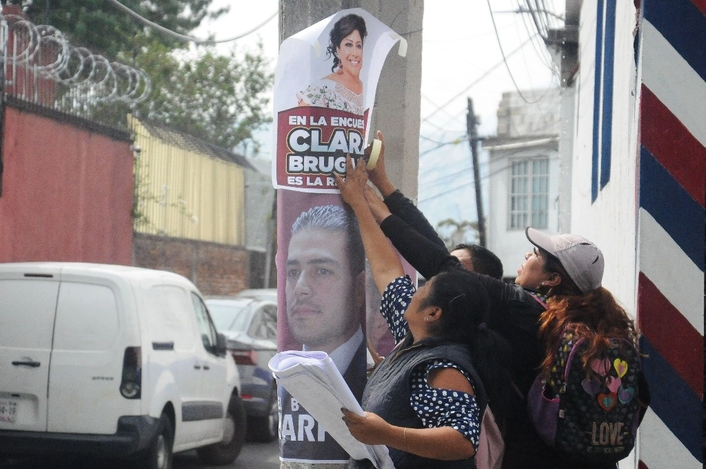 Aunque no mencionen de forma directa que son aspirantes a un cargo ni se indique que hay proceso electoral, todos los carteles y pintas deberán ser retirados. Foto Cuartoscuro 