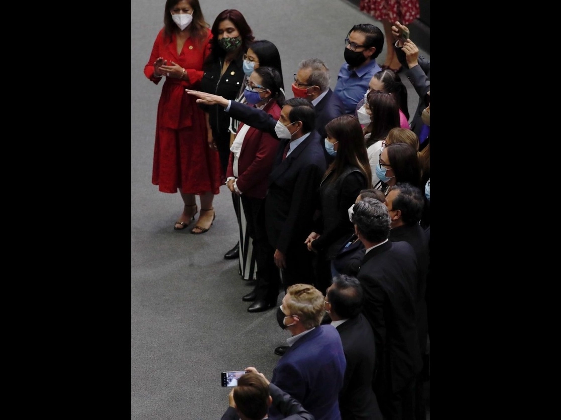 Voz y voto en Pemex y CFE, condición de Rogelio Ramírez de la O para aceptar el cargo de secretario de Hacienda, explicó. En la imagen, al momento de rendir protesta. Foto Cristina Rodríguez