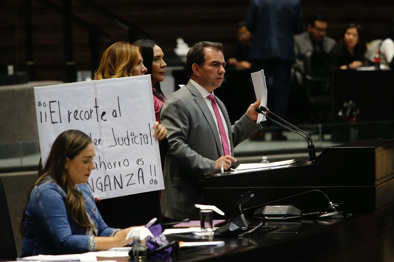 José Yunes, del PRI, manifestó que los ingresos presupuestarios y particularmente los no petroleros en su tono de tributarios, vienen la baja respecto de lo aprobado por la cámara, porque se matizó el crecimiento y se basó en una plataforma y precio del barril, que no se cumplirán en los hechos. Foto María Luisa Severiano
