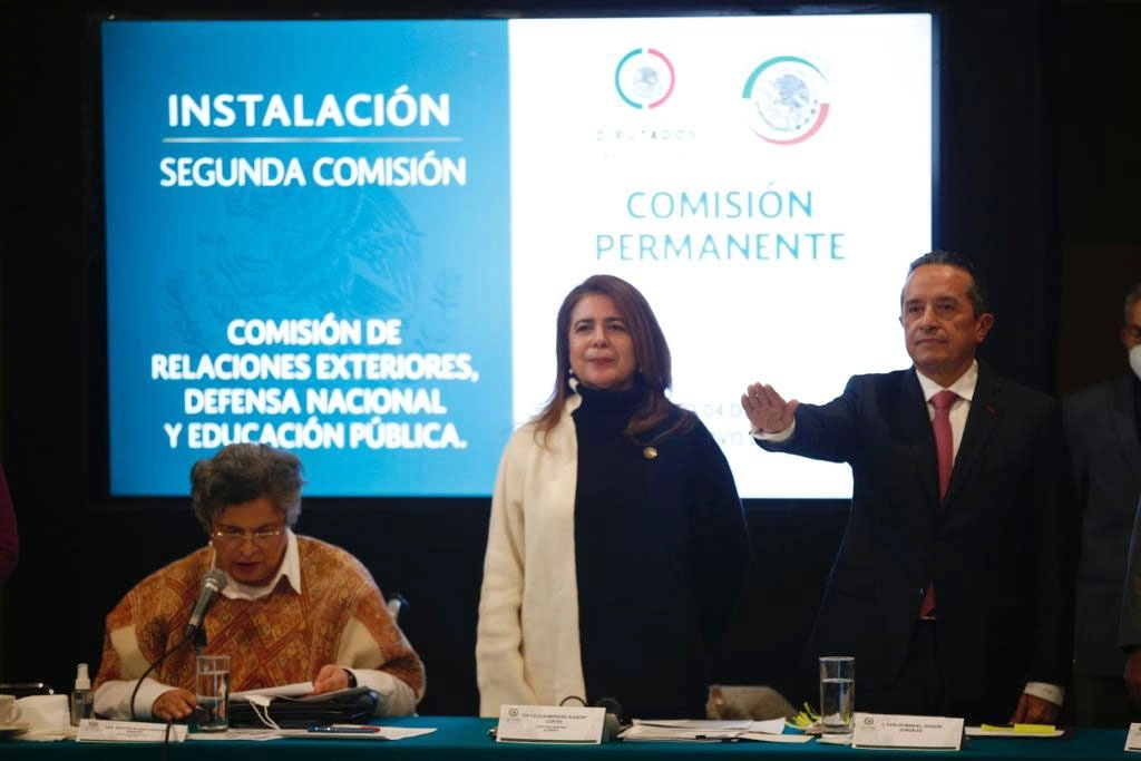 Carlos Manuel Joaquín González (c,der) durante su encuentro con legisladores. Foto José Antonio López