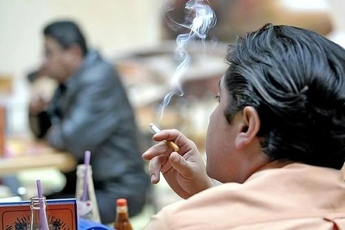 Persona fuma un cigarrillo en imagen de archivo. Foto