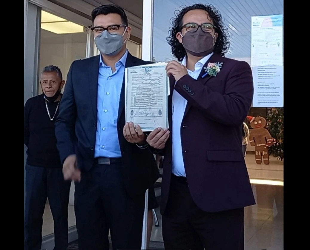 Una de las primeras parejas homosexuales que se casaron en Querétaro luego que el matrimonio igualitario fue considerado en el Código Civil. Foto Mariana Chávez