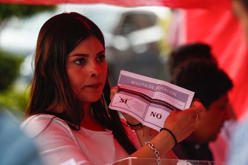 Trabajadores del Monte de Piedad durante la votación. Foto Víctor Camacho