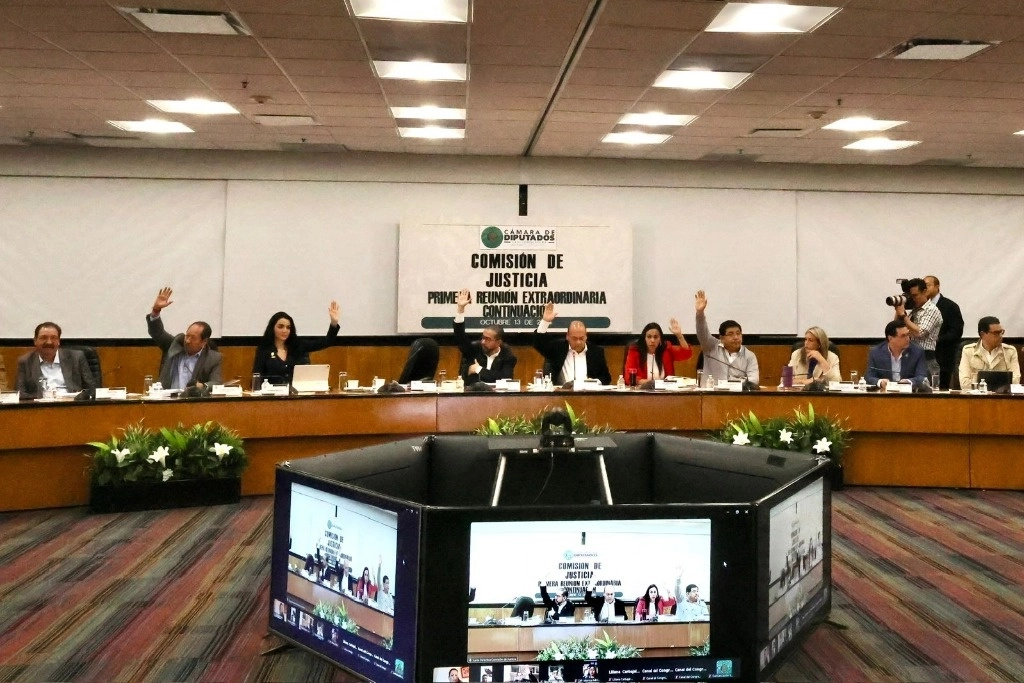Sesión de la Comisión de Justicia en la Cámara de Diputados, donde se aprobó el paquete de leyes necesarias para la elección de jueces y magistrados. Foto Roberto García