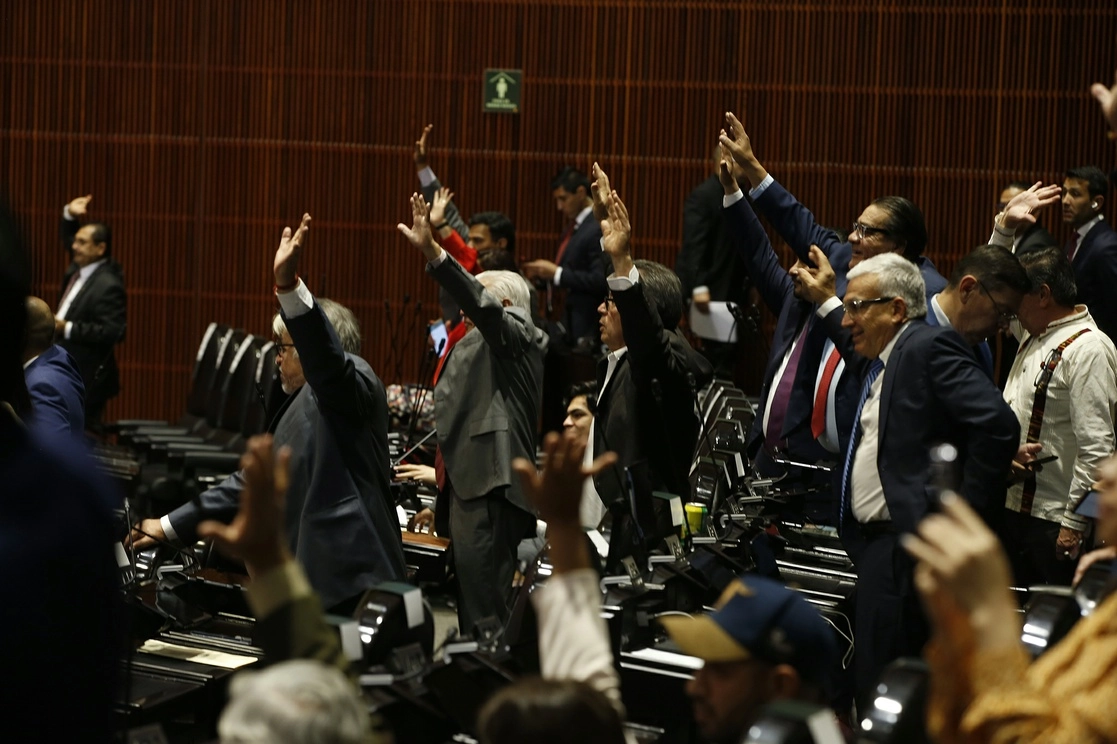 Sesión plenaria de la Cámara de Diputados, nen la que se aprobó el dictamen sobre el control del espacio aéreo mexicano, ayer. Foto José Antonio López
