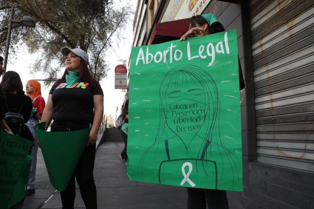Mujeres protestan afuera del Congreso de la Ciudad de México, donde se discutirá la iniciativa que busca eliminar el delito del aborto, el 7 de noviembre de 2024. Foto Jair Cabrera Torres

