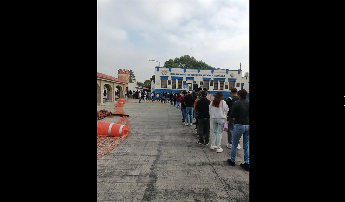 En imagen de archivo, estudiantes acuden a la asamblea en la que se destituyó al rector de Chapingo. Foto tomada del Facebook de CURECh