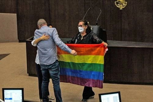 La legisladoras independientes Silvia López Escoffié, Milagros Bastarrachea, y Harry Rodríguez, del Partido Verde Ecologista de México, celebraron ayer en el Congreso de Yucatán la aprobación del matrimonio igualitario. Foto Cecilia Abreu / 'La Jornada Maya'