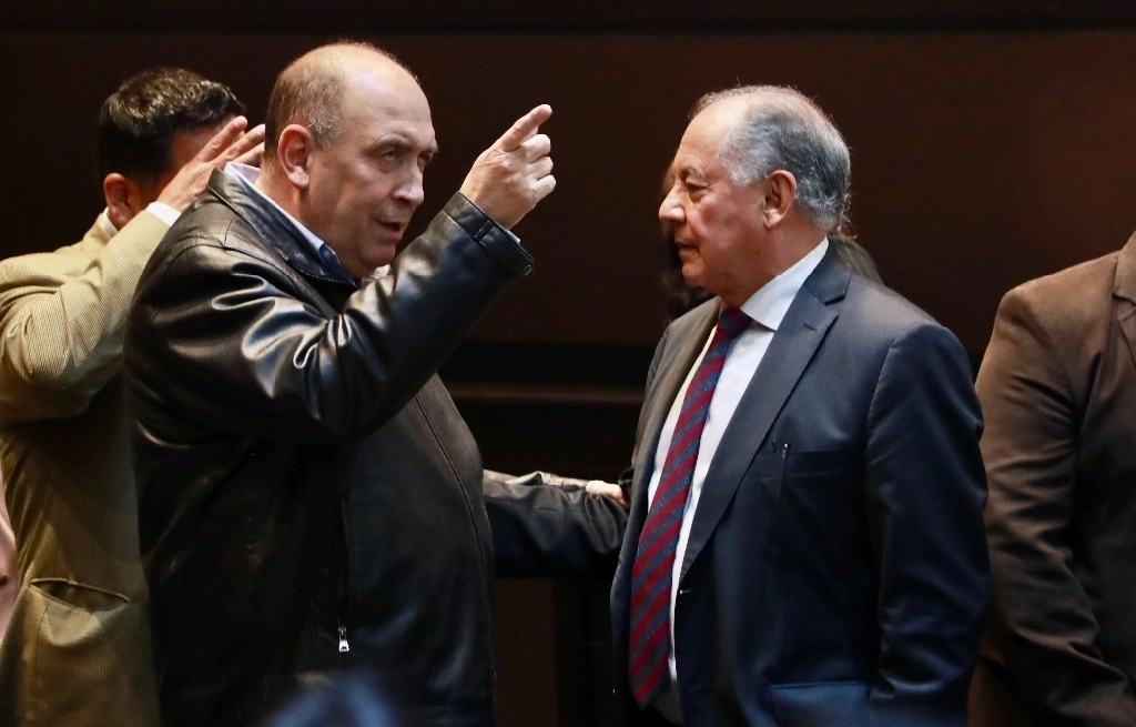 El priísta Rubén Moreira (izquierda) y el morenista Juan Ramiro Robledo durante la reunión de la Comisión de Puntos Constitucionales de la Cámara de Diputados para analizar el primer paquete de iniciativas del presidente López Obrador. Foto Luis Castillo