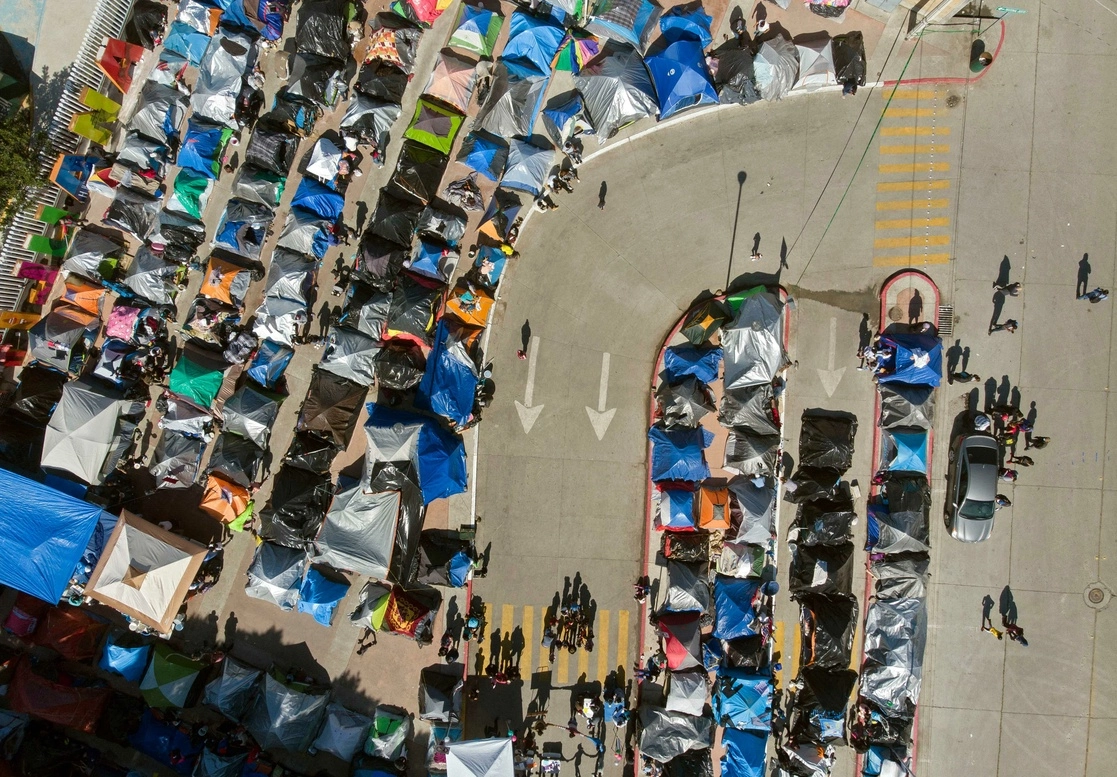 Un campamento de migrantes donde esperan que autoridades estadunidenses les permitan iniciar su proceso migratorio fuera del puerto de cruce de El Chaparral en Tijuana, Baja California. Foto Afp / Archivo
