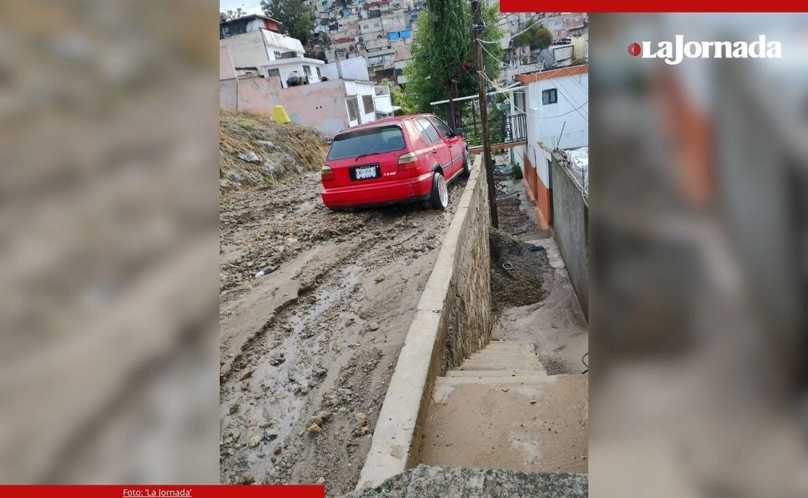 Una avalancha de lodo y piedras afectó a unas 10 casas de la colonia Santa Rosa en Naucalpan, estado de México. Foto 
