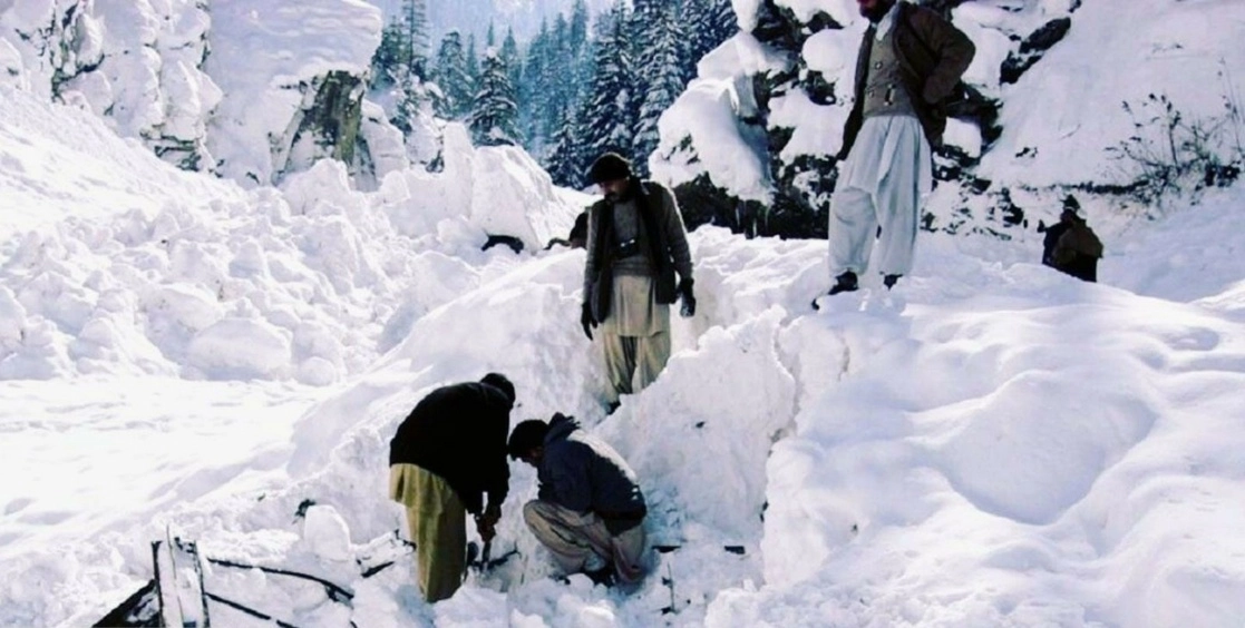 Las víctimas intentaban cruzar un puerto de montaña de Afganistán a Pakistán. Foto tomada del Twitter 
de @ClaudioBalboa21
