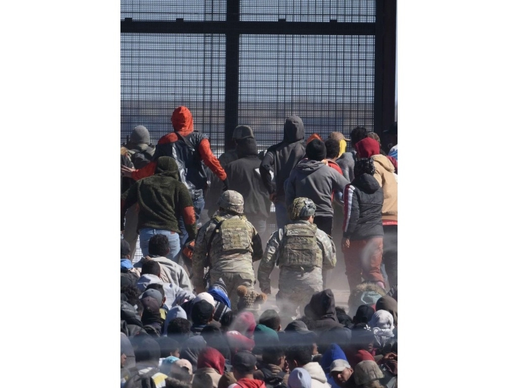 Militares de la GN de Texas no pudieron frenar a los extranjeros provenientes de Ciudad Juárez. Foto Cuartoscuro