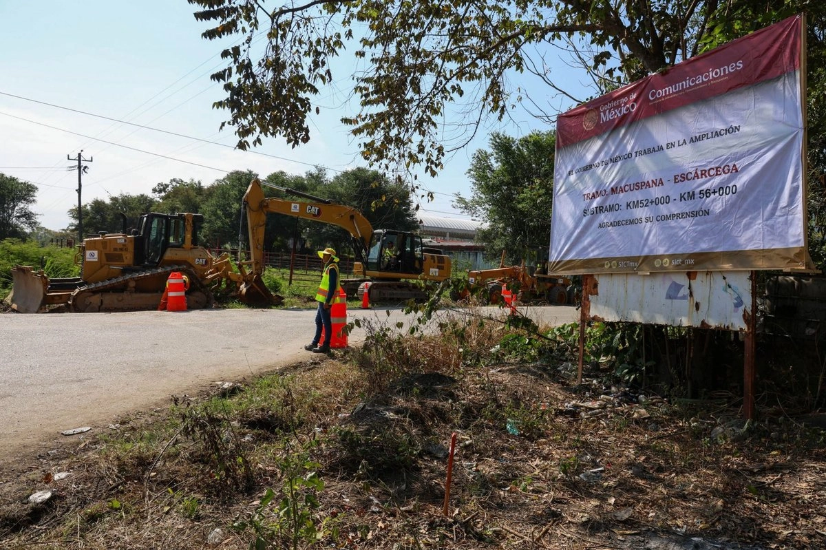 Trabajos de la SICT para la ampliación carretera Macuspana-Escárcega. 