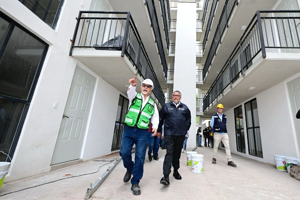 Horacio Duarte recorrió la unidad habitacional que tendrá 210 departamentos. Foto La Jornada