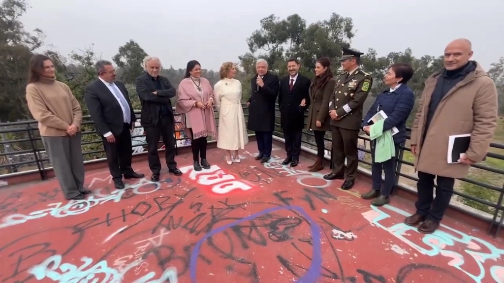 El presidente Andrés Manuel López Obrador (c) durante el recorrido. Fotograma tomado del video publicado en redes sociales