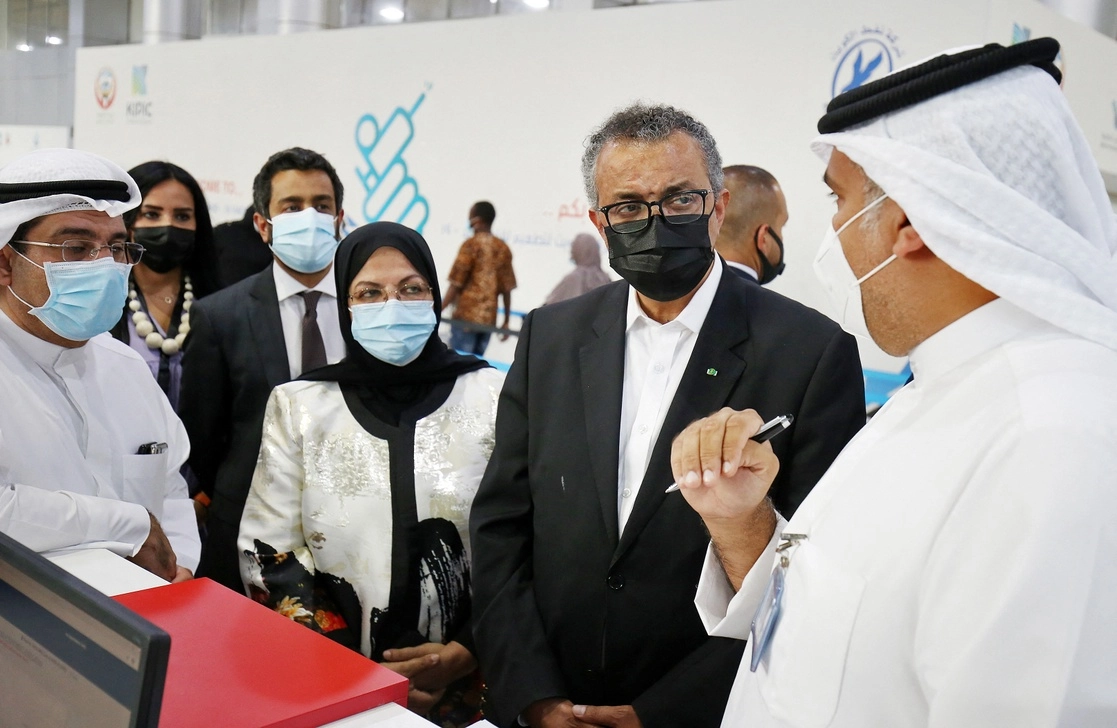 Tedros Adhanom Ghebreyesus (segundo de derecha a izquieda), director general de la OMS, durante su visita a un centro de vacunación en Kuwait, el pasado 28 de julio. Foto Afp