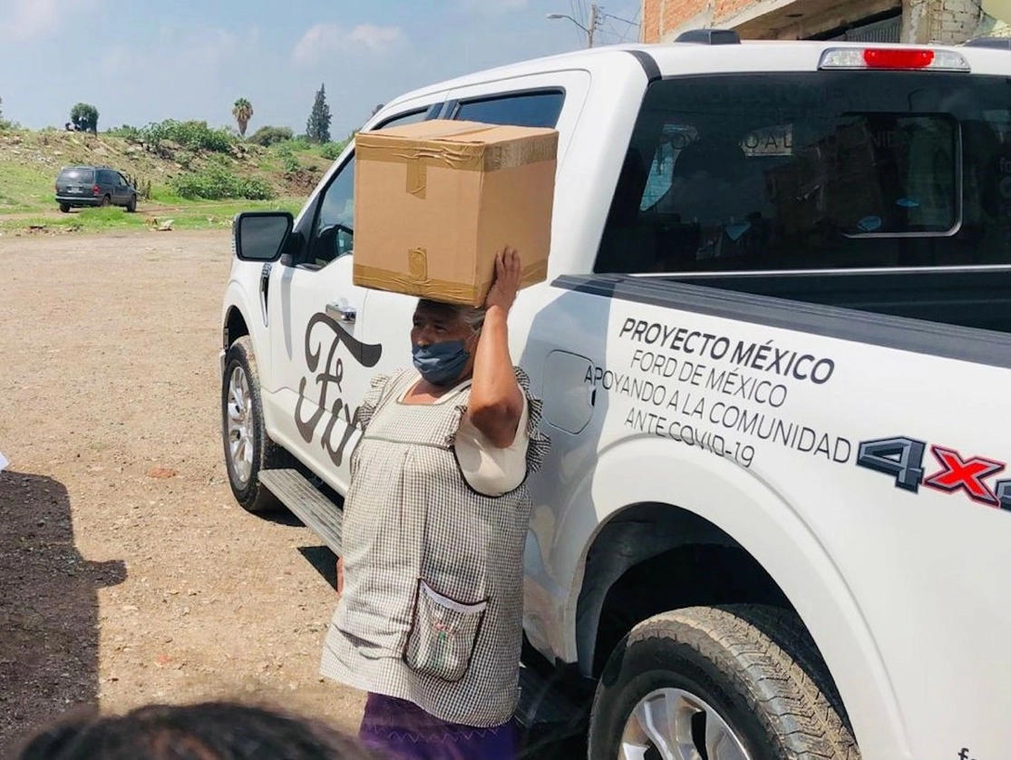 Más de 1,400 personas fueron beneficiadas en Irapuato, donde se estima que el 45% de la población económicamente trabaja en el campo, uno de los sectores más afectados por la pandemia.
Foto. Cortesía Ford de México.
