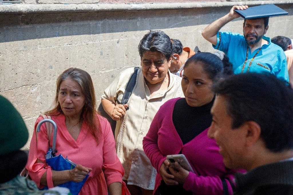 Integrantes de la comisión magisterial negociadora ingresan a Palacio Nacional para el encuentro realizado ayer con el presidente Andrés Manuel López Obrador. En la mañanera, el mandatario reconoció la lucha de maestros disidentes por revertir la reforma educativa del sexenio pasado. Foto Pablo Ramos