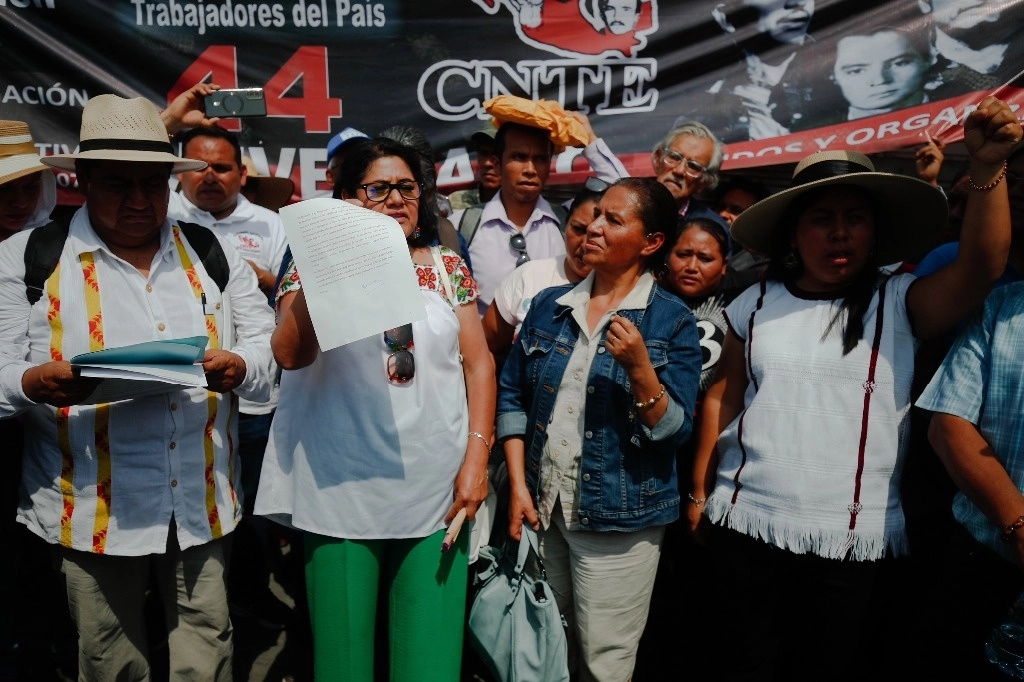 Maestros de la CNTE luego de una reunión con el presidente López Obrador, en Palacio Nacional, el pasado 15 de abril. Foto Cristina Rodríguez 