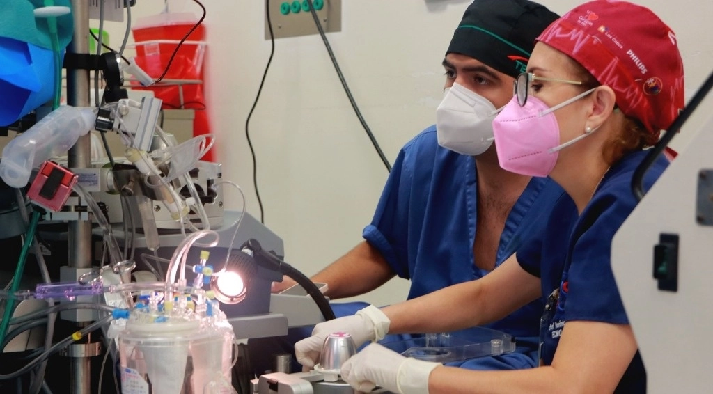 A nivel nacional existen alrededor de 650 médicos cardiólogos intervencionistas, de los cuales más de 500 han sido capacitados con simuladores para la práctica de cirugías de mínima invasión y cirugías cardíacas para la corrección, entre otros, de aneurismas aórticos. Imagen tomada de https://www.facebook.com/TerumoMexico