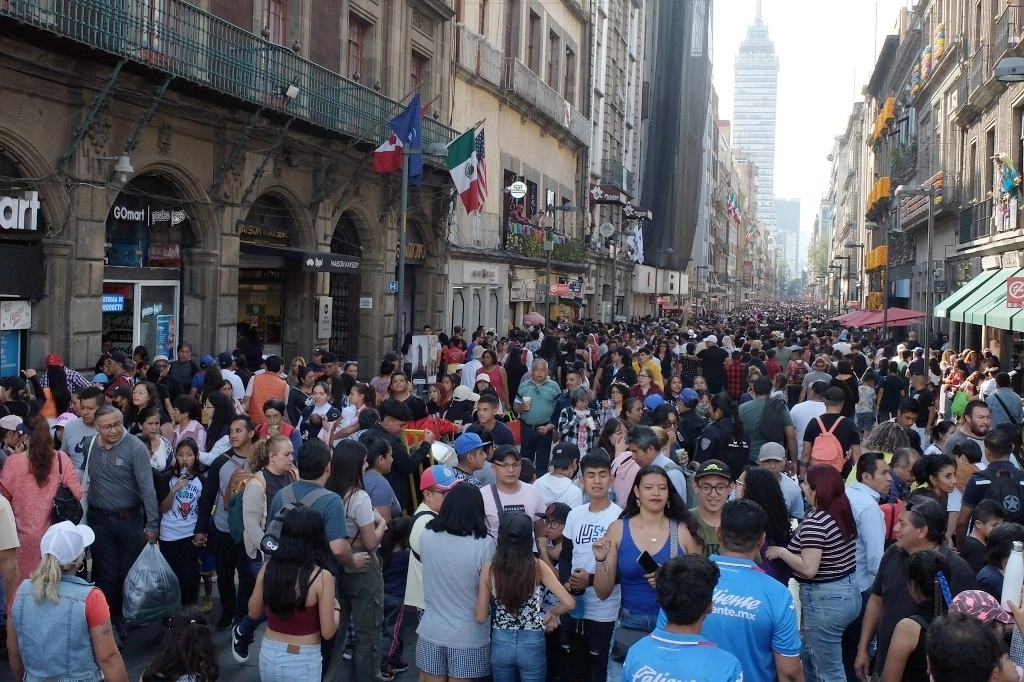 Personas en la calle peatonal Francisco I. Madero del Centro Histórico. Foto José Antonio López /Archivo